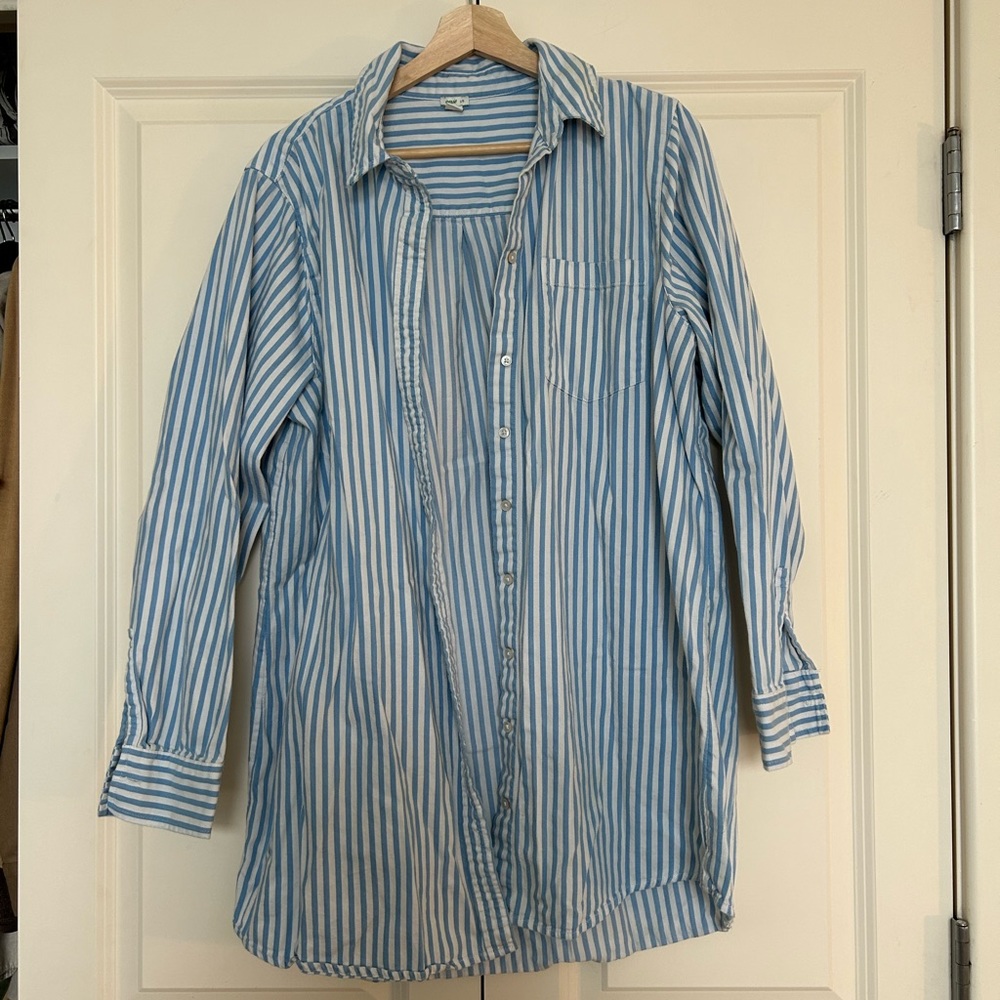 Striped white and blue aerie over shirt